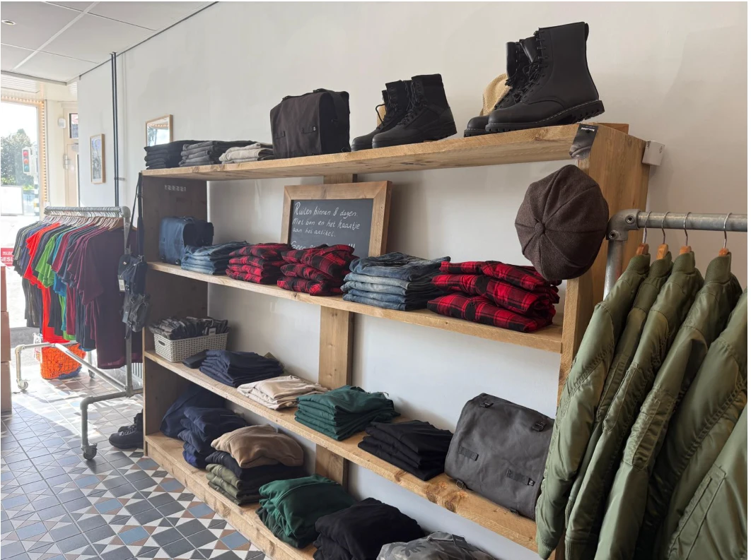 Vintage wand met flanel, denim en boots